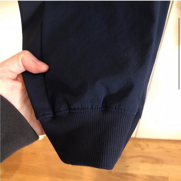 GapFit Hike Capris in Navy Indigo - Picture 3 of 8